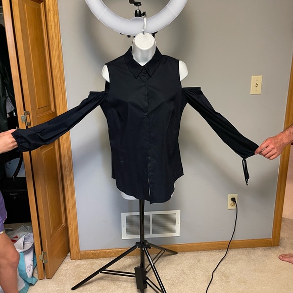 Tailored fit, button-down shirt with open-shoulder design - Picture 2 of 8